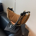 Braune Croissant-Tasche aus Wildleder mit schwarzem Lederknoten und goldener Kette - Braun