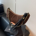 Braune Croissant-Tasche aus Wildleder mit segmentiertem Design und Goldkette - Braun
