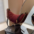 Vintage-Schultertasche aus burgunderrotem Wildleder mit Goldkette und Falten - Burgunderrot