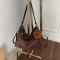 Sac hobo marron en daim grande capacité avec bretelles et breloque donut - Marron Mat avec Pendentif