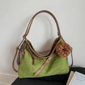 Sac cabas rétro en daim vert herbe avec bandoulières en cuir marron et breloque - Vert Mat (Avec Pendentif)