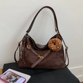 Sac hobo vintage marron foncé en daim avec breloques donut en peluche et boucles dorées - Café Mat avec Pendentif