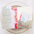 Elegante Laserschnitt-Hochzeitseinladung in Silberglitzer mit floralen Innenkarten und RSVP - Silber Glitzer