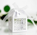 Scatola regalo bianca tagliata al laser con croce e nastro per matrimoni e confetti - Bianco