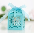 Detailaufnahme der hellblauen Geschenkbox mit Laserschnitt-Kreuzmuster und Seidenband - Tiffany Blau