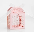 Dettaglio della scatola regalo rosa tagliata al laser con croce e nastro in organza bianca - Rosa