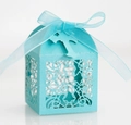 Dettaglio della scatola regalo croce azzurra tagliata al laser con nastro di organza - Blu Tiffany