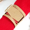 Gros plan d'un rond de serviette en papier kraft ajouré sur un tissu rouge vif - Couleur Papier Kraft