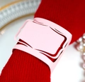 Vue détaillée du rond de serviette rose découpé au laser sur une serviette rouge - Rose