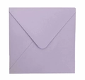 Dettaglio di una busta quadrata color lavanda con finitura perlata e patta rotonda - Viola Chiaro