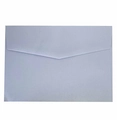 Macro di un'elegante busta in carta perlata azzurra con patta a V per inviti - Blu Nebbia