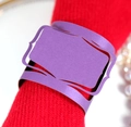 Vue macro d'un rond de serviette violet ajouré avec une finition brillante élégante - Violet foncé
