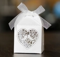 Dettaglio scatola regalo bianca tagliata al laser con uccelli, cuori e fiocco in organza - Bianco