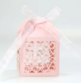 Scatola per confetti rosa chiaro traforata con croce e nastro bianco per matrimoni - Rosa