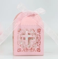 Dettaglio scatola regalo rosa perlato con intaglio a croce e nastro decorativo - Rosa