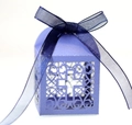 Boîte cadeau violette découpée au laser avec motif de croix et ruban en satin - Bleu royal