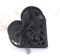 Dettaglio della scatola per dolci a cuore traforata al laser in cartoncino nero con nastro - Nero