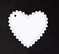 Detalle de etiqueta de regalo blanca con forma de corazón, bordes festoneados y marco de puntos - Blanco
