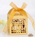 Scatola regalo dorata tagliata a laser a forma di gabbia con nastro e decori floreali - Oro
