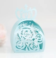 Nahaufnahme der hellblauen lasergeschnittenen Rosen-Zuckerdose mit Kronengriff für Hochzeiten - Perlhellblau
