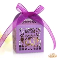 Dettaglio della scatola regalo viola intagliata al laser con nastro e cioccolatini interni - Viola scuro