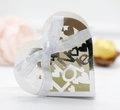 Detail der silbernen Herz-Bonbonschachtel mit LOVE-Laserschnitt und weißem Seidenband - Reflektierendes Silber
