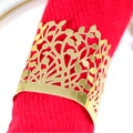 Portatovagliolo dorato con design a foglia traforata su tovagliolo rosso per feste - Oro Riflettente