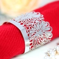 Rond de serviette en métal argenté avec motif évidé sur serviette en tissu rouge - Argent Réfléchissant