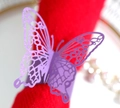 Détail macro de rond de serviette papillon violet avec motif complexe découpé au laser - Violet foncé