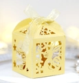 Détail boîte cadeau de Pâques jaune découpée au laser avec motifs lapin et fleurs - Or