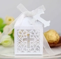 Boîte cadeau mariage découpée au laser avec motif de croix et ruban élégant - Blanc avec Étiquette Croix