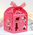 Detail der roten Oster-Geschenkbox mit lasergeschnittenem Küken und Seifenband - Perlrot