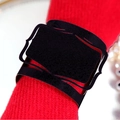 Elegante portatovagliolo nero traforato su tovagliolo rosso per decorazione di matrimoni - Nero Cachi