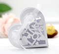 Geschenkschachtel mit Herz-Laserschnitt, LOVE-Schriftzug und weißem Satinband für Hochzeiten - Weiß