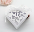 Detail der weißen Laserschnitt-Hochzeitsbox mit hohlgearbeitetem IN LOVE Herzmuster - Weiß