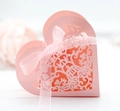 Detail der rosa lasergeschnittenen Herz-Geschenkbox mit Blumenmuster und Schleife - Rosa
