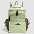 Détail d'un sac à dos en nylon vert clair avec poche filet et logo de la marque - Vert Avocat