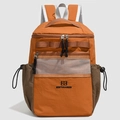 Détail du sac à dos en nylon orange et marron avec poche filet et poches latérales - Or au Coucher du Soleil