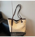 Détail du sac fourre-tout matelassé beige en daim avec poignées en cuir marron et logo - Blanc Cassé
