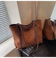 Détail du sac cabas en daim marron avec surpiqûres en losanges et étiquette mode - Marron