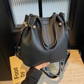 Schwarze Eimer-Tasche aus Kieselleder mit modernem geometrischem schwarz-weißem Gurt - Schwarz