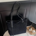 Sac cabas noir en daim matelassé avec grande capacité et étiquette métallique élégante - Noir