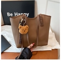 Vintage brown large capacity tote bag with lychee texture leather and bear pendant - Brown
