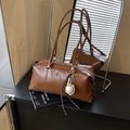 Borsa Boston retrò in pelle marrone con ciondolo da baseball e logo del marchio - Con Ciondolo / Marrone