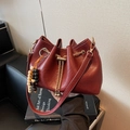 Fashionable burgundy bucket bag with drawstring closure and decorative bead pendant - Wine Red (With Charm)