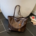 Dunkelbraune Hochglanz-Ledershopper mit elegantem Perlenanhänger und großem Volumen - Mit Anhänger / Braun