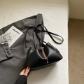Elegant black leather bucket bag with gold chain strap and drawstring closure design - Black (Without Charm)