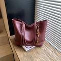 Minimalistische tiefrote Tragetasche aus PU-Leder mit Quastenanhänger und schmalen Trägern - Mit Anhänger / Rot