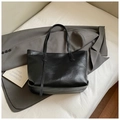 Borsa tote minimalista in pelle nera con spalline sottili su un blazer grigio elegante - Senza Ciondolo / Nero