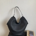Bolso tote negro trenzado con diseño Intrecciato y correa de hombro fina y suave - Negro